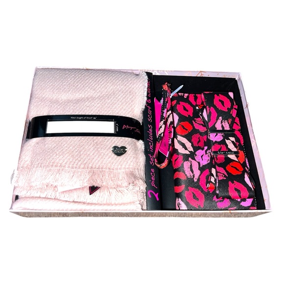 BETSEY JOHNSON Red Lips Bow Zip Around Wristlet Wallet Scarf Holiday Gift Set - Picture 2 of 9